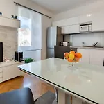 Apartment Palace *