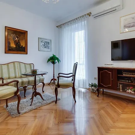 Palace Apartment *