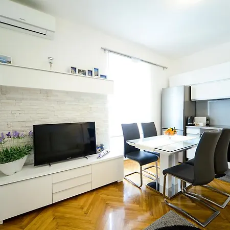 Palace Apartment *